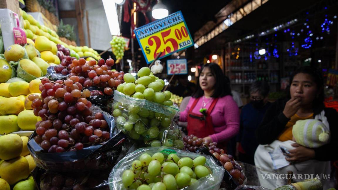 $!A un día de la celebración de Año Nuevo, el mercado de la merced ofrece varios puestos con uvas con un precio de hasta $90 pesos por kilo.