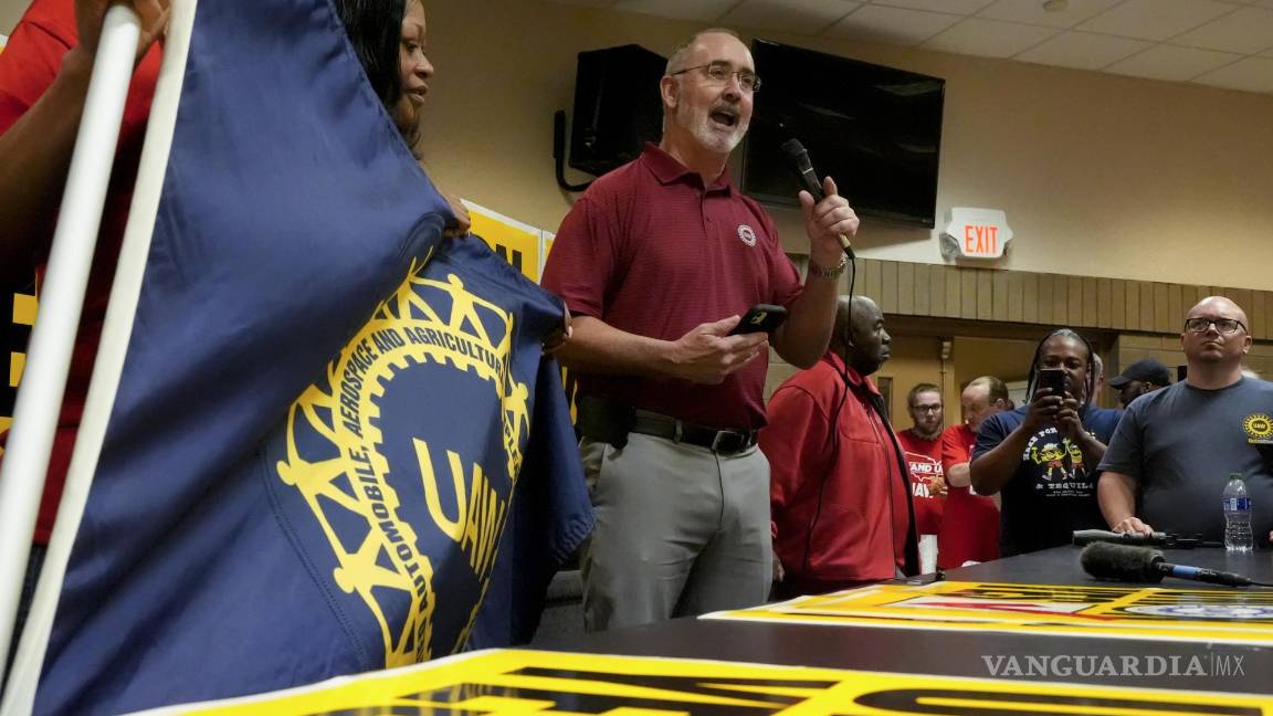 $!El presidente de la UAW, Shawn Fain, habla con los trabajadores de Volkswagen después de ganar su voto para unirse al sindicato en Chattanooga, Tennessee.