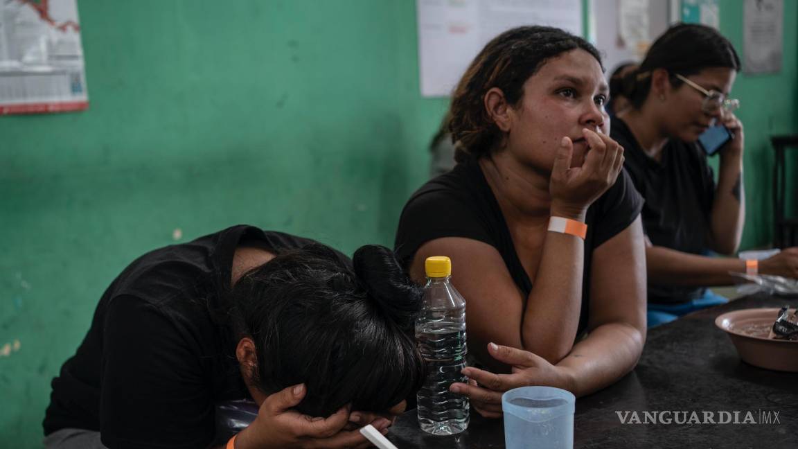 $!Yeneska García, migrante venezolana, llora con la cabeza entre las manos mientras come en el albergue Oasis de Paz del Espíritu Santo Amparito en Villahermosa.
