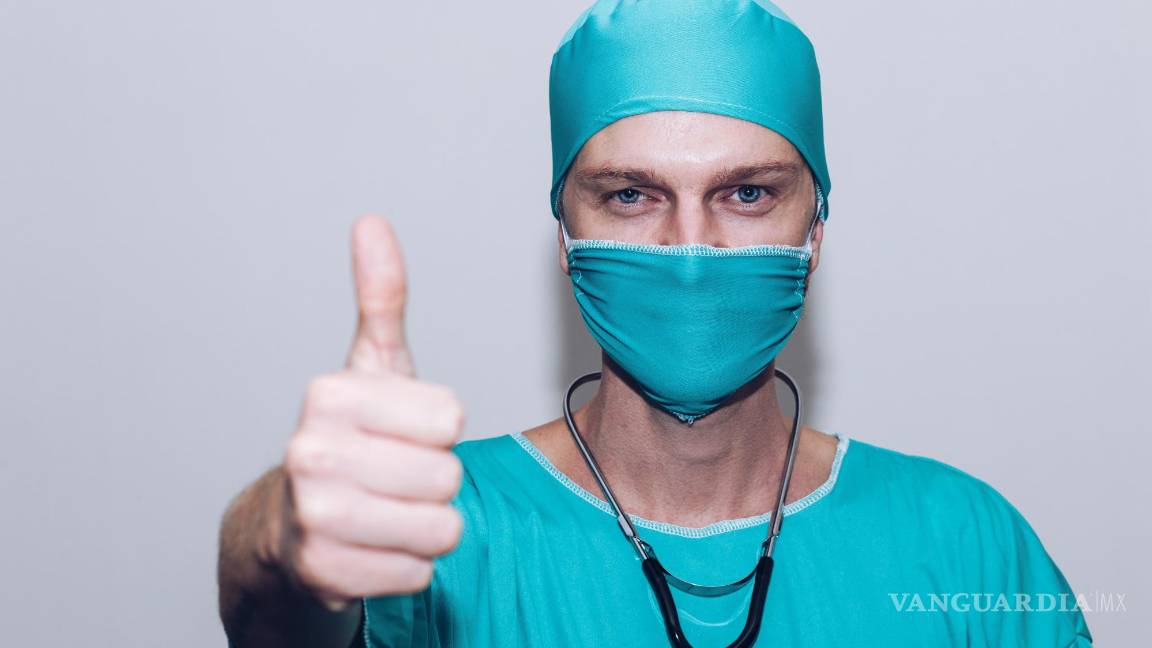 $!Los médicos son los responsables de atender más cerca de 4 mil 300 nacimientos y aproximadamente un millón de consultas diarias.