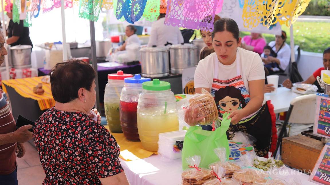 $!Comensales destacaron la calidad y el sabor de los tamales y atoles, recomendando especialmente los tamales dulces y las aguas frescas.