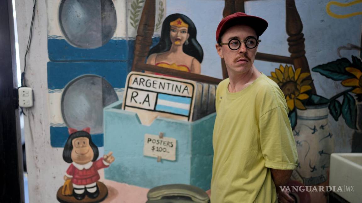 $!Mark Boyarsky, un hombre trans que abandonó Moscú con su esposa y dos hijos después de la invasión de Rusia a Ucrania, visita un mercado en Buenos Aires.