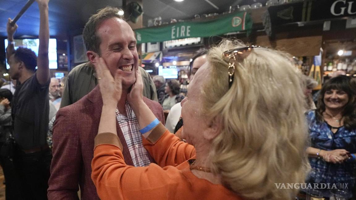 $!El político de Delaware Schuyler VanValkenburg, a la izquierda, recibe una muestra de afecto de una seguidora en una fiesta electoral el martes 7 de noviembre de 2023 en Glenn Allen, Virginia. (AP Foto/Steve Helber)