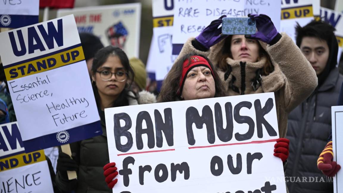 $!Personas se manifiesta contra las políticas del presidente Donald Trump y Elon Musk.