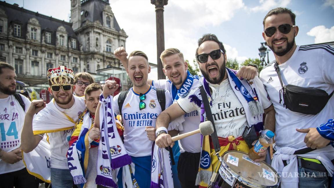 $!Los aficionados del Real Madrid se reúnen en una fan zone en el Ayuntamiento de París antes de la final de la UEFA Champions League en París, Francia.