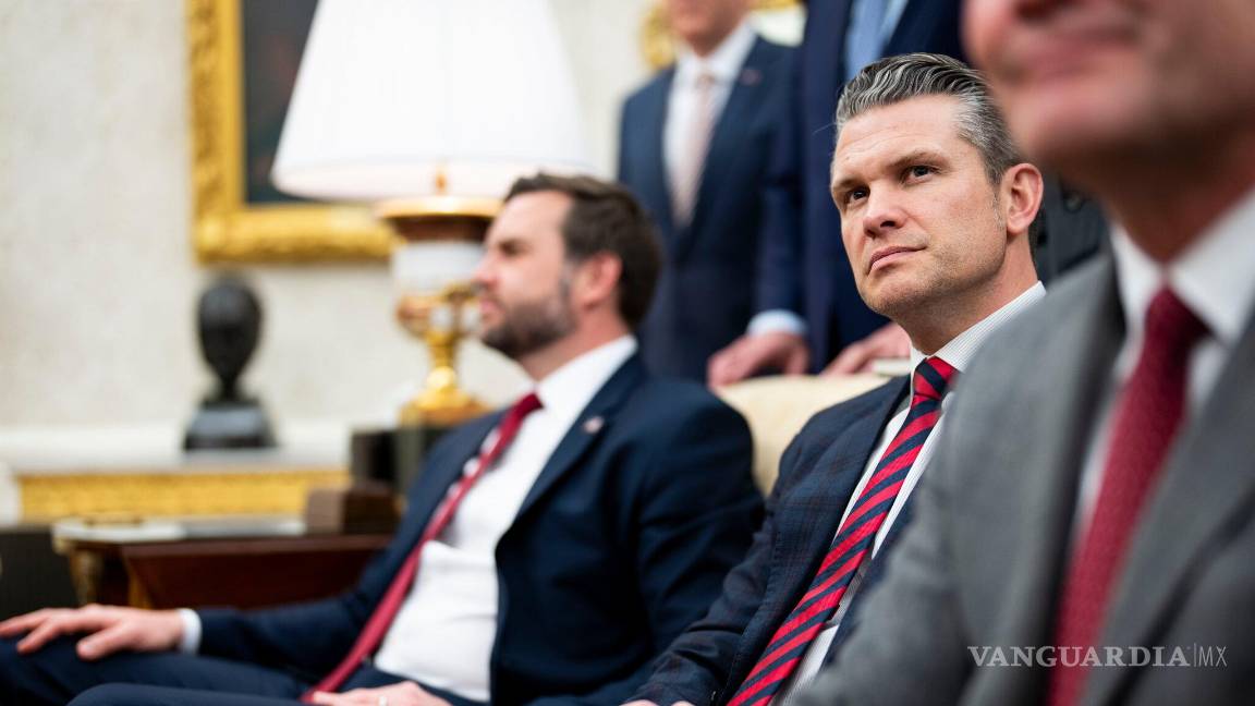 $!Jeffrey Goldberg (c), el editor jefe de The Atlantic reveló nuevos mensajes que el secretario de Defensa, Pete Hegseth, compartió en un grupo de Signal.