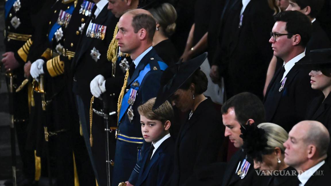 $!El príncipe William de Gran Bretaña (i) y el príncipe George asisten al funeral de la reina Isabel II en la Abadía de Westminster en el centro de Londres.