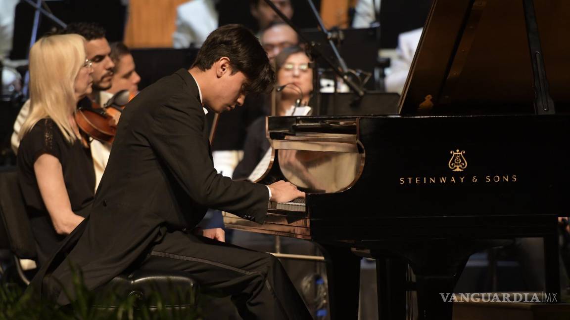 $!El joven pianista veracruzano Elías Manzo fue el solista invitado de la noche.