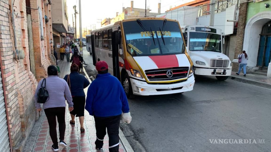 ‘Es mejor que pagar una combi’: en Saltillo operan taxis colectivos