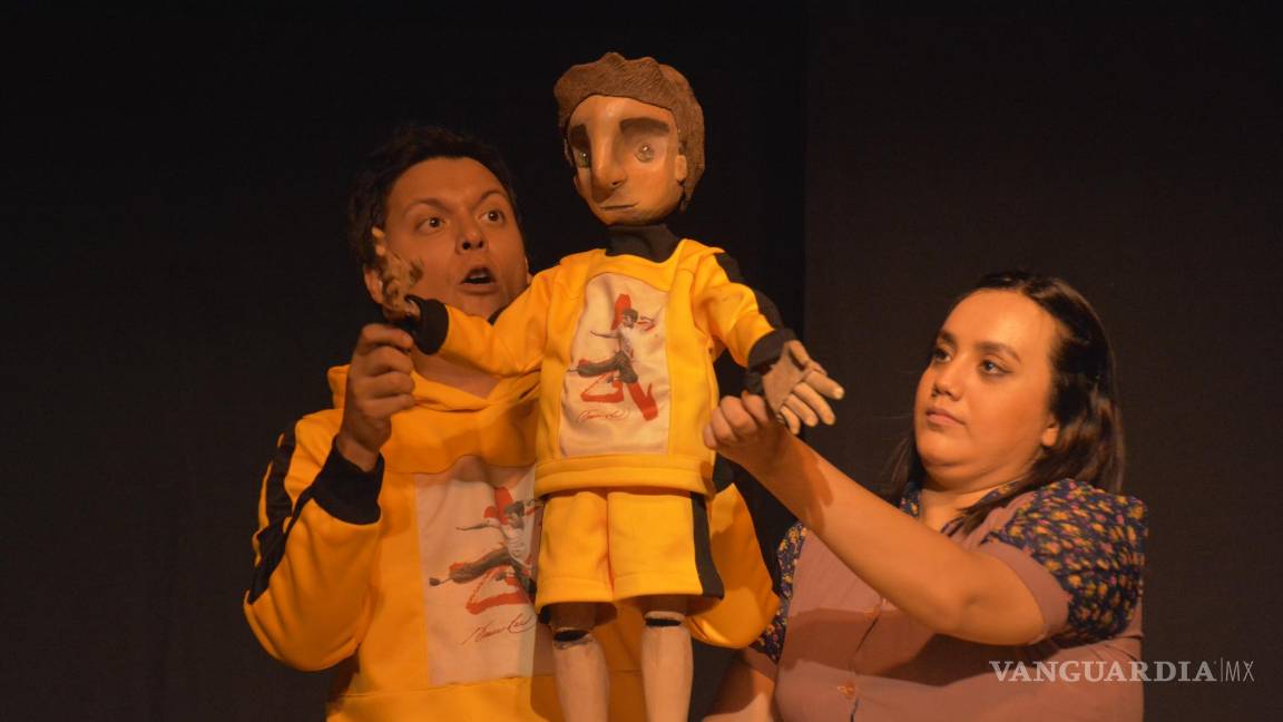 $!La obra utiliza un par de títeres para representar a los personajes más importantes.