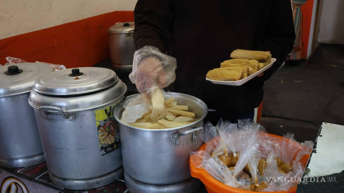 $!Los tamales de Doña Mary, elaborados de manera artesanal, se han ganado el reconocimiento de los saltillenses por su sabor único.