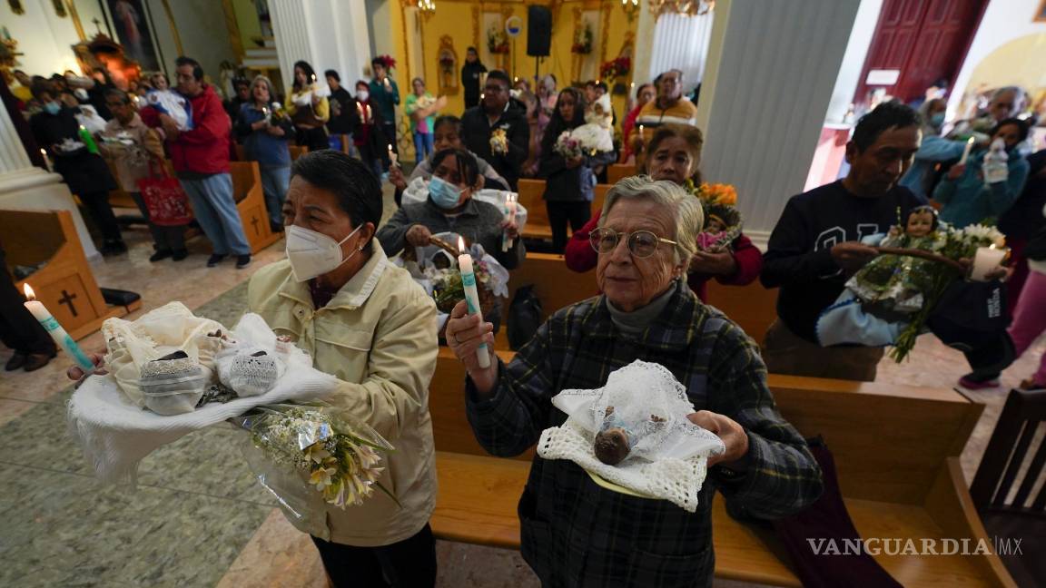$!Personas sostienen figuras del Niño Jesús en la iglesia para recibir una bendición en el Día de la Candelaria, en la Ciudad de México, el 2 de febrero de 2024.