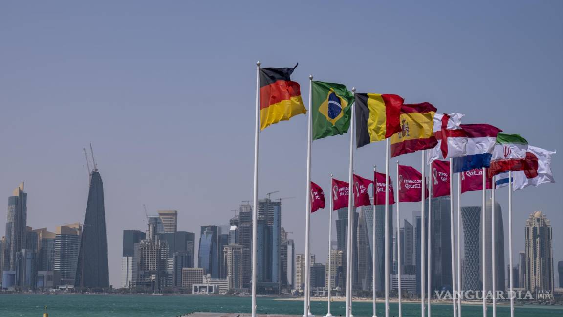 $!Las banderas de los países clasificados al Mundial de Qatar en el malecón de la capital Doha, el 29 de marzo de 2022.
