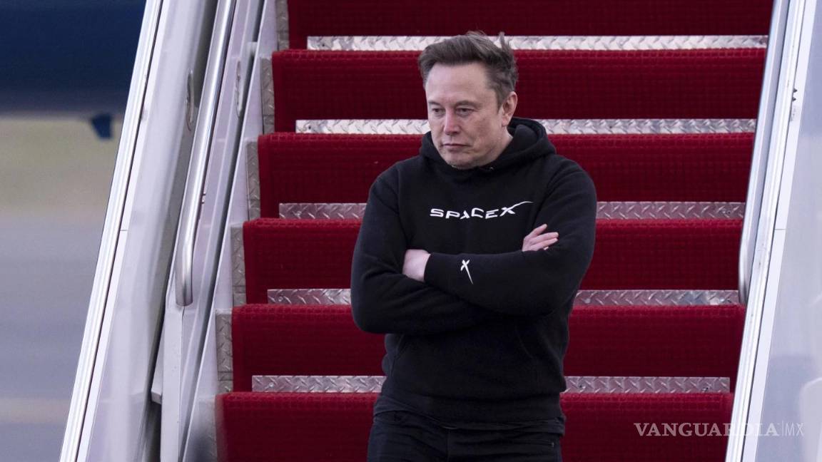 $!Elon Musk criticó duramente a Peter Navarro, el principal asesor comercial del presidente, calificándolo de “más tonto que un saco de ladrillos”.