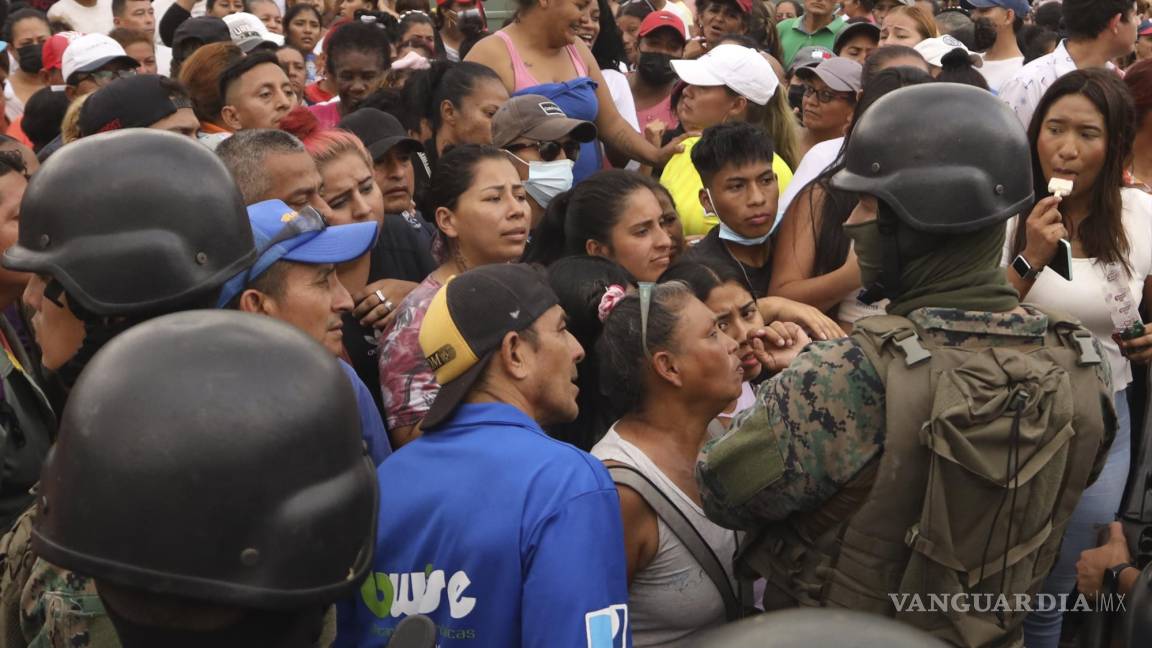 Tras motines en Ecuador, mantienen retenidos a 17 funcionarios de prisiones