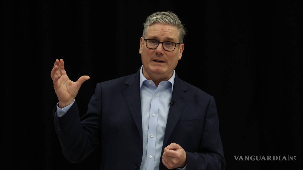 $!El primer ministro británico, Keir Starmer, habla con estudiantes y personal durante en el campus de la Academia Walbottle en Newcastle-upon-Tyne.