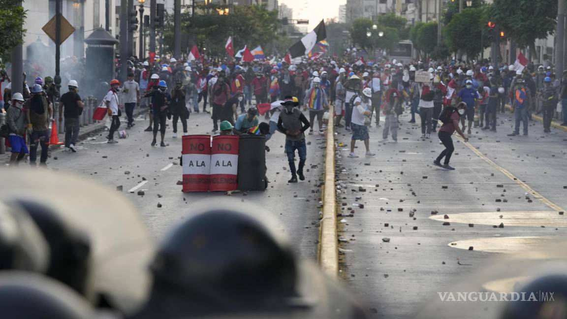 Entre el caos de las protestas, la Presidenta de Perú se va quedando sola