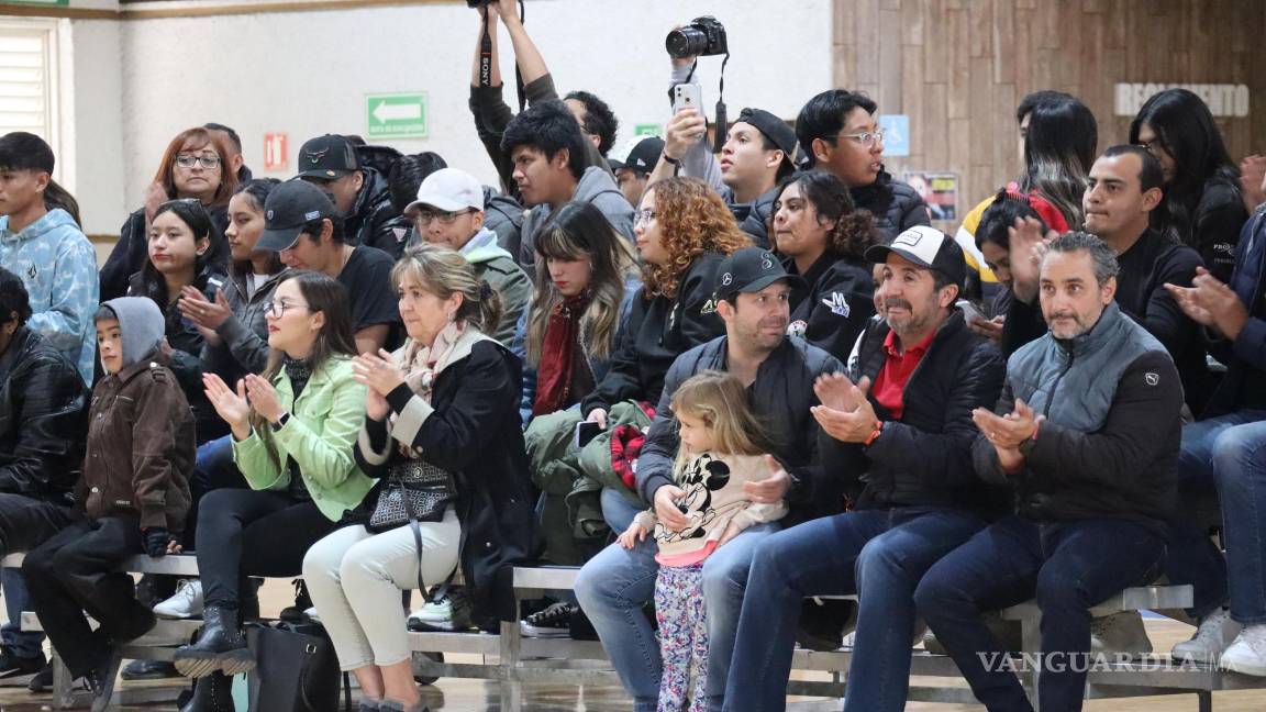 $!La afición saltillense se dio cita en la duela del gimnasio para apoyar a los de casa.