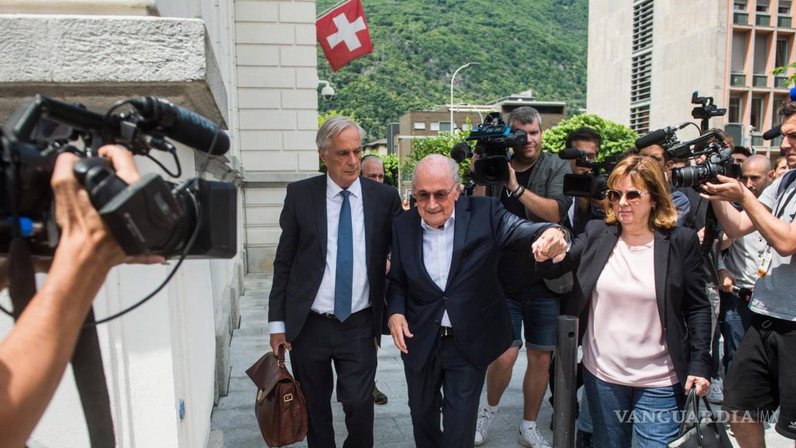 $!El ex presidente de la FiFA, Joseph Blatter (c) con su hija Corinne Blatter (d) y su abogado Lorenz Erni (i) salen del Tribunal Penal Federal Suizo.