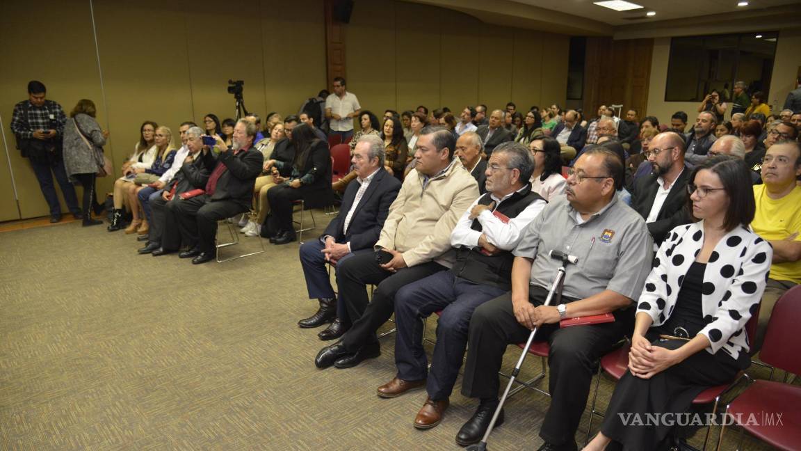 $!En su libro, Mendoza analiza la crisis y el acoso de los periodistas por parte del crimen organizado.