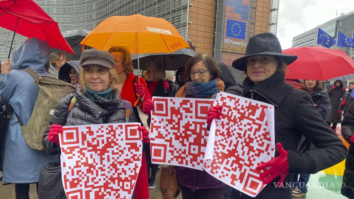 $!Tres mujeres con códigos QR -que esconden mensajes íntimos- en una concentración artística para denunciar la violencia de género en Bruselas.