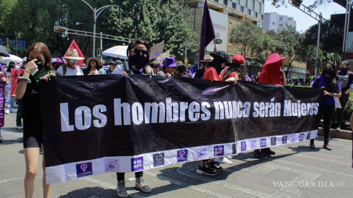 Feministas radicales marchan contra mujeres trans en CDMX
