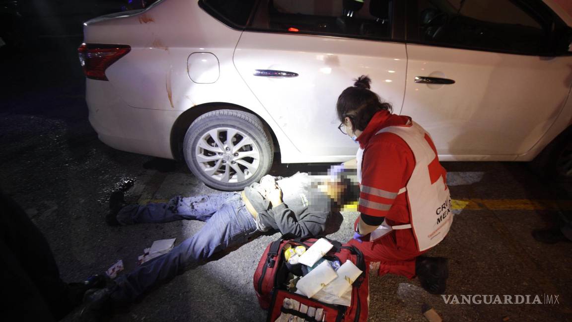 Golpean salvajemente a vendedor de flores afuera de un bar en Saltillo