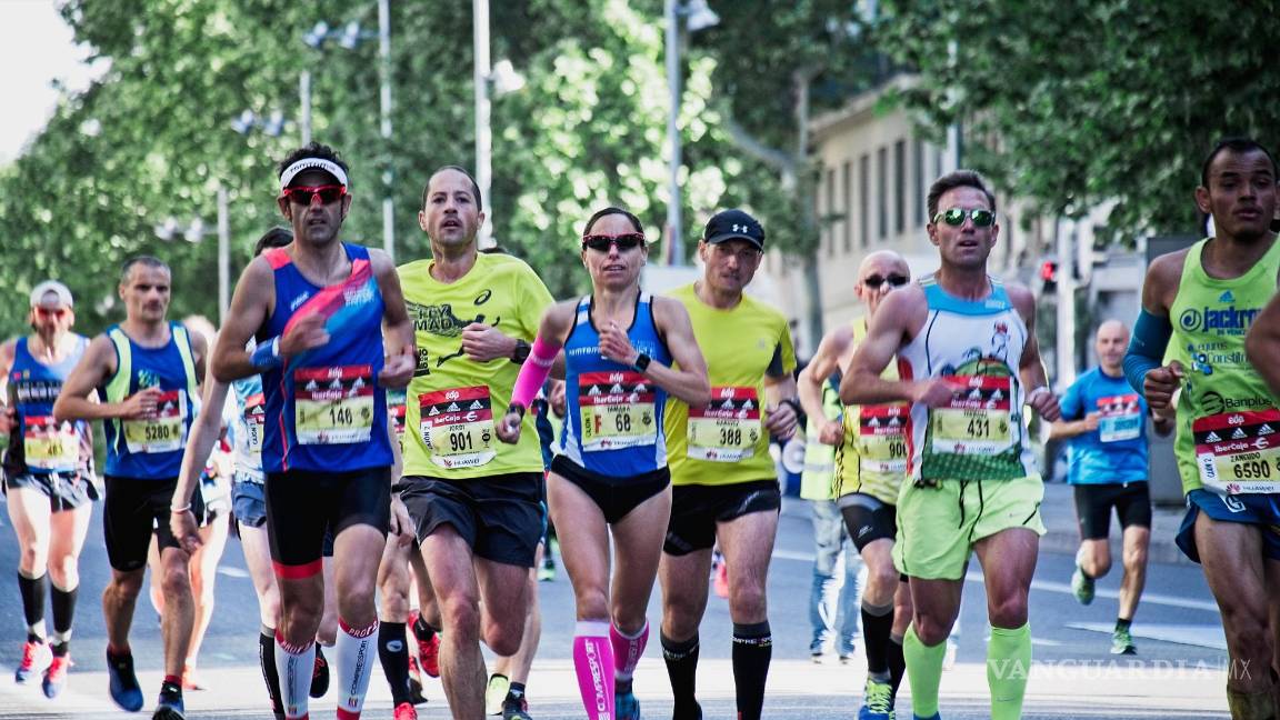 $!La enorme cantidad de espectadores y corredores que gritan, dificulta que los guías conduzcan a los corredores ciegos.