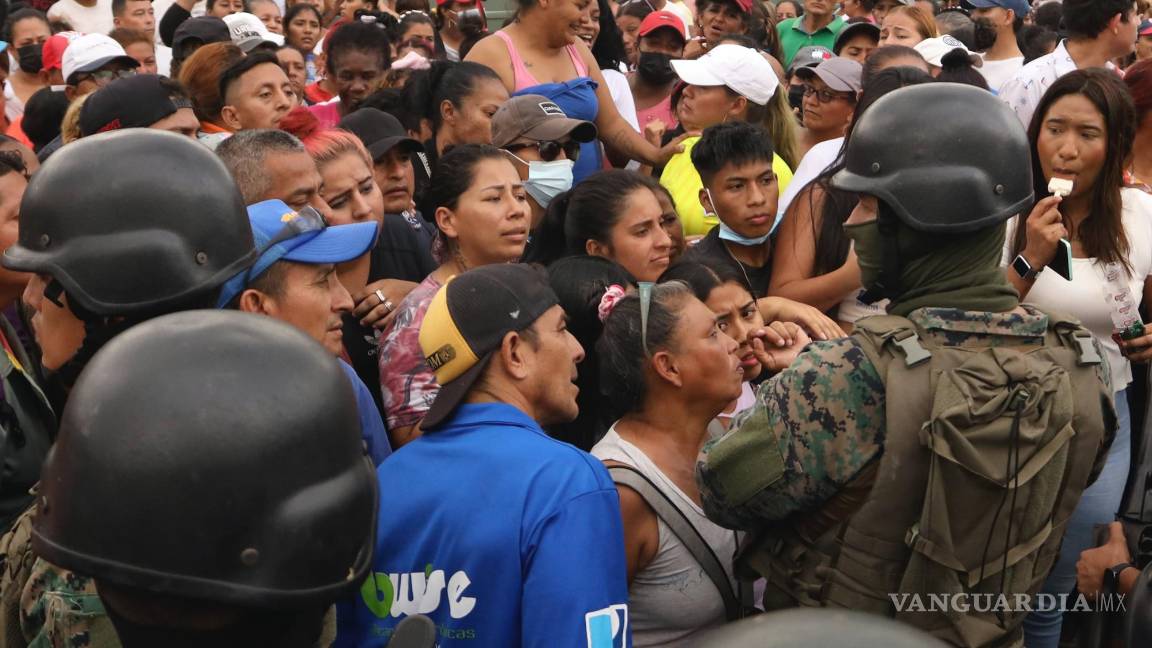 $!Amigos y familiares de presos esperan noticias de sus seres queridos tras los enfrentamientos en la Penitenciaría del Litoral de Guayaquil, Ecuado.
