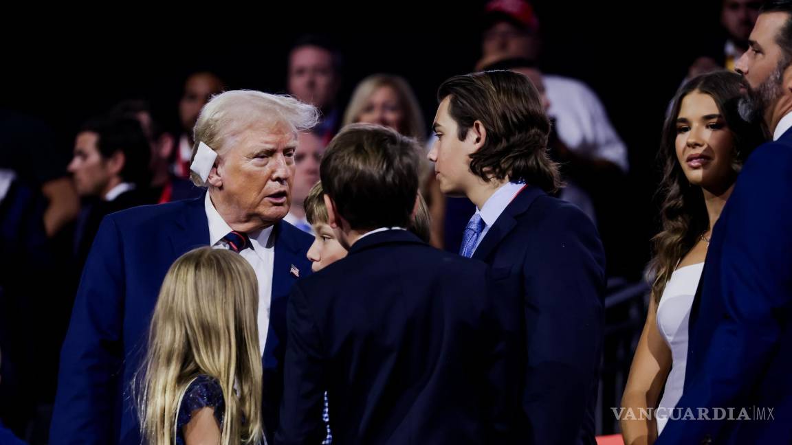 $!Aún con la curación en su oreja, Donald Trump es visto con su familia en la Convención Republicana.
