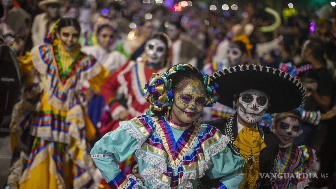 $!Decenas de miles de mexicanos y turistas presenciaron este domingo la Mega Procesión de las Catrinas, un desfile de esqueletos en Ciudad de México.