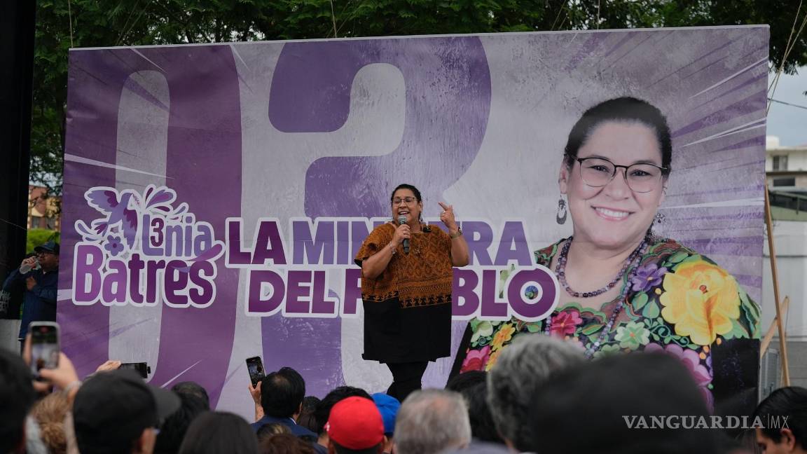 $!Lenia Batres, candidata a la Suprema Corte de Justicia de la Nación, habla con sus simpatizantes durante su mitin de cierre de campaña en la Ciudad de México,