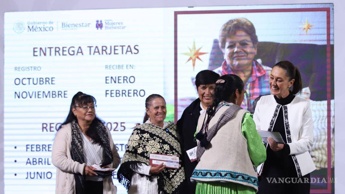 Entrega Sheinbaum primeras tarjetas Pensión Mujeres Bienestar