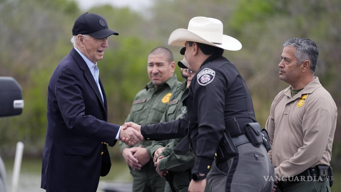 $!El presidente Joe Biden habla con agentes de la Patrulla Fronteriza mientras visita la frontera sur de Estados Unidos, el 29 de febrero de 2024, en Brownsville, Texas.