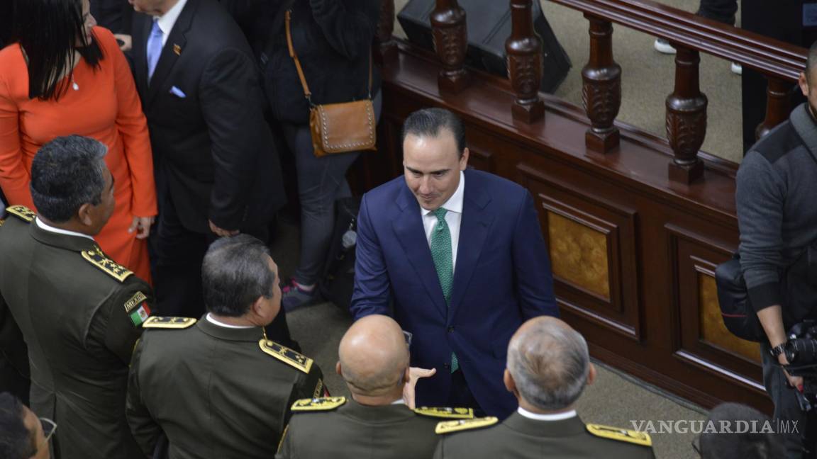 $!El gobernador Manolo Jiménez anunció que en el aeropuerto de Piedras Negras construirán una estación aérea para la Sedena.