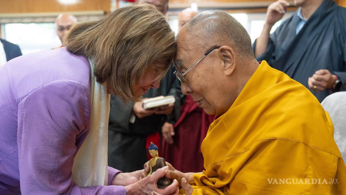 $!La ex presidenta de la Cámara de Representantes de los Estados Unidos, Nancy Pelosi (izq.), con el Dalai Lama (dcha.), en su residencia en Dharamsala.
