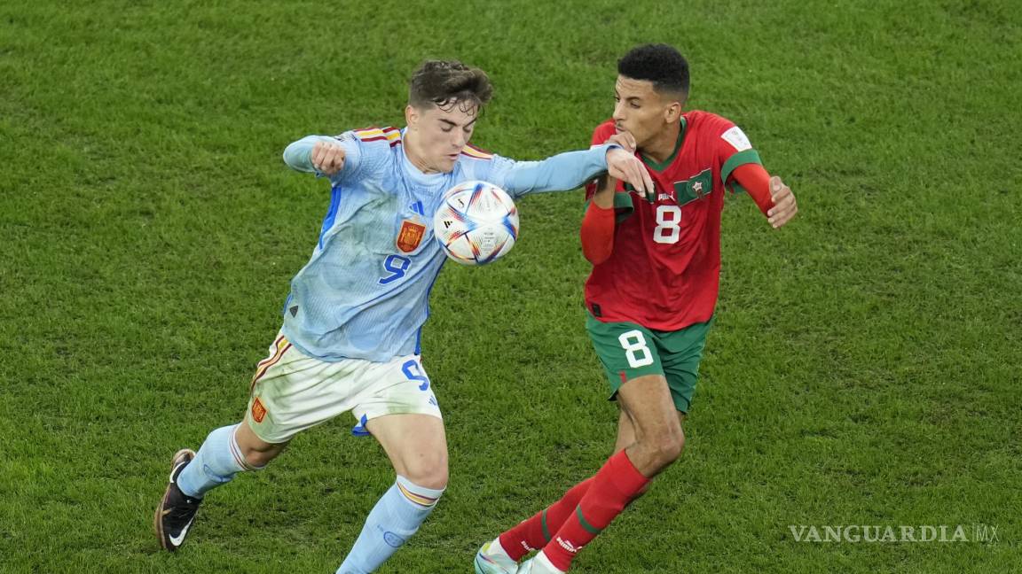 $!Gavi de España y Azzedine de Marruecos disputan un balón en el Mundial Qatar 2022.