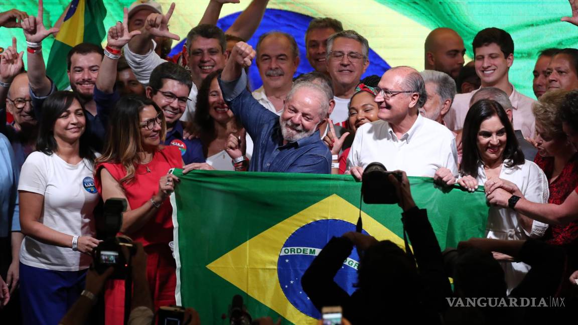 $!El expresidente brasileño Luiz Inácio Lula da Silva pronuncia un discurso tras su triunfo en la segunda vuelta de las elecciones, en Sao Paulo (Brasil).