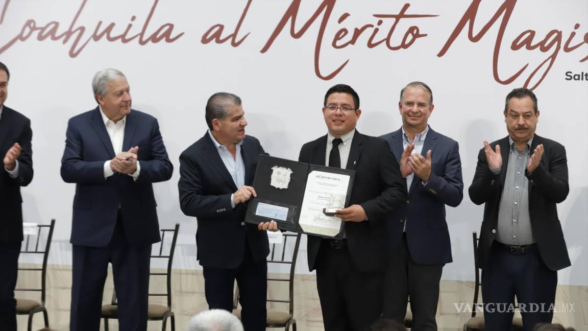 Entregan presea al Mérito Magisterial 2023 a 6 maestros de Coahuila