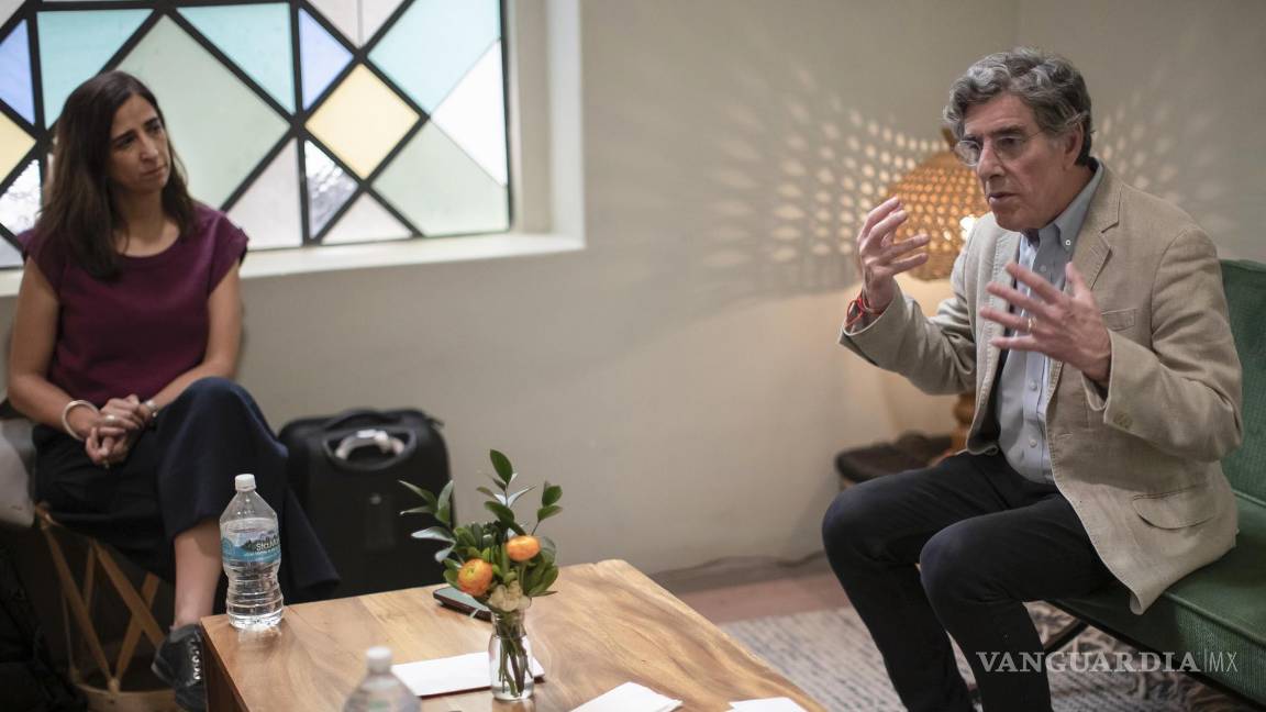 $!El director del Centro para Mentes Saludables Richard J. Davidson (d) y la directora general de AtentaMente Daniela Labra en la Ciudad de México (México).
