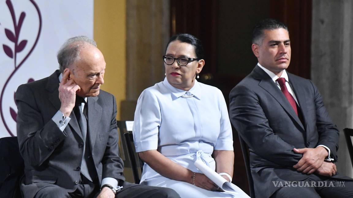 $!CIUDAD DE MÉXICO, 22ABRIL2025.- Alejandro Gertz Manero, fiscal general de la República; Rosa Icela Rodríguez Velázquez, secretaria de Gobernación, y Omar García Harfuch, secretario de Seguridad y Protección Ciudadana, durante la conferencia matutina realizada en Palacio Nacional. FOTO: MARIO JASSO/CUARTOSCURO.COM
