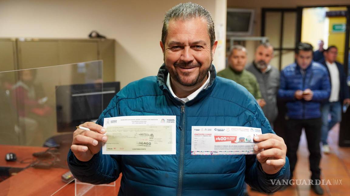 $!Tomás Gutiérrez fue uno de los primeros ciudadanos en pagar el impuesto predial.