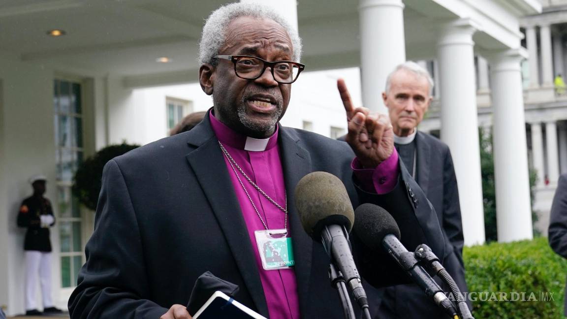 $!El obispo Michael Curry, obispo presidente y primado de la Iglesia Episcopal, habla frente al ala oeste de la Casa Blanca en Washington.