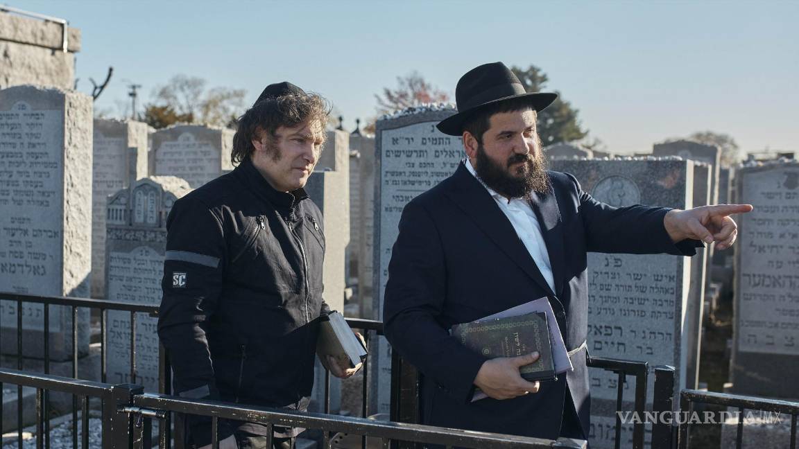 $!Aunque Milei se reconoce como católico, desde hace años recibe instrucción en los libros judíos.