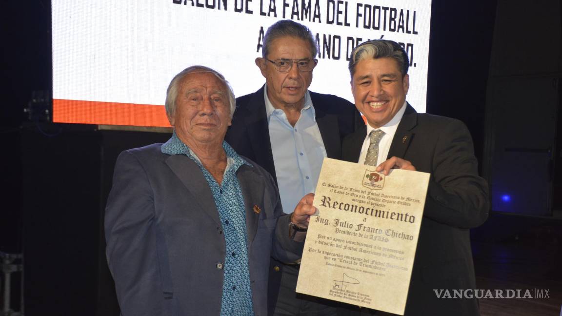 $!Alejandro Morales Troncoso Presidente del Salón de la Fama de México y José Vera Guzmán Presidente de la ONEFA entregaron un reconocimiento a Julio Franco Chichao presidente de la AFAIS.