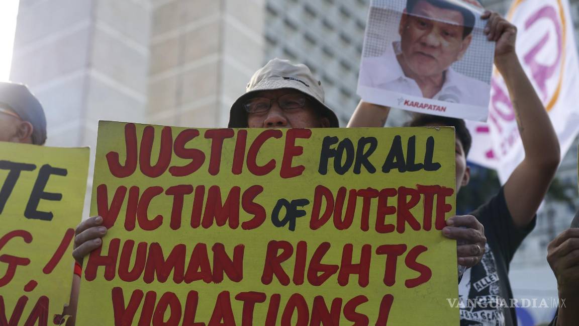$!La gente sostiene carteles contra el expresidente filipino Rodrigo Duterte tras su arresto en Ciudad Quezón, Filipinas.