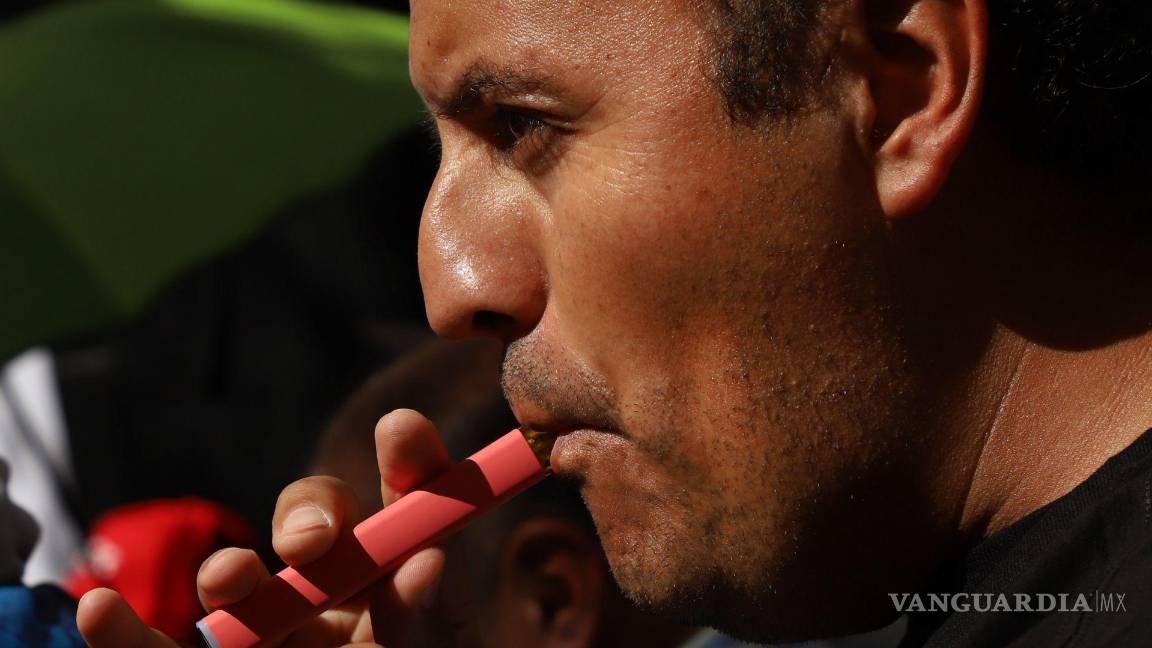 $!Una persona vapea durante una protesta sobre la prohibición de los vapeadores.