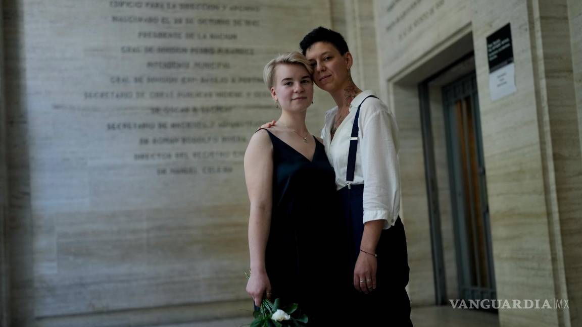 $!Las recién casadas Nadezhda Skvortosova, a la izquierda, y Tatiana Skvortosova, ambas de Rusia, posan para la foto después de su boda civil en Buenos Aires.