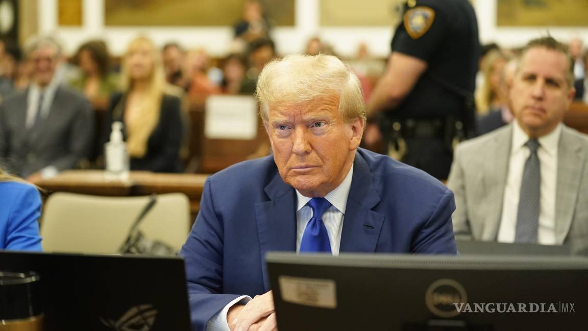 $!El expresidente estadounidense Donald Trump comparece ante el tribunal durante su juicio por fraude civil en la Corte Suprema del Estado de Nueva York.