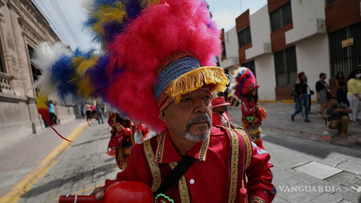 $!Un artista participa en la celebración de la Fiesta Internacional de las Artes Saltillo 445 danzando cerca a la Parroquia del Ojo de Agua en Saltillo, Coahuila (México).